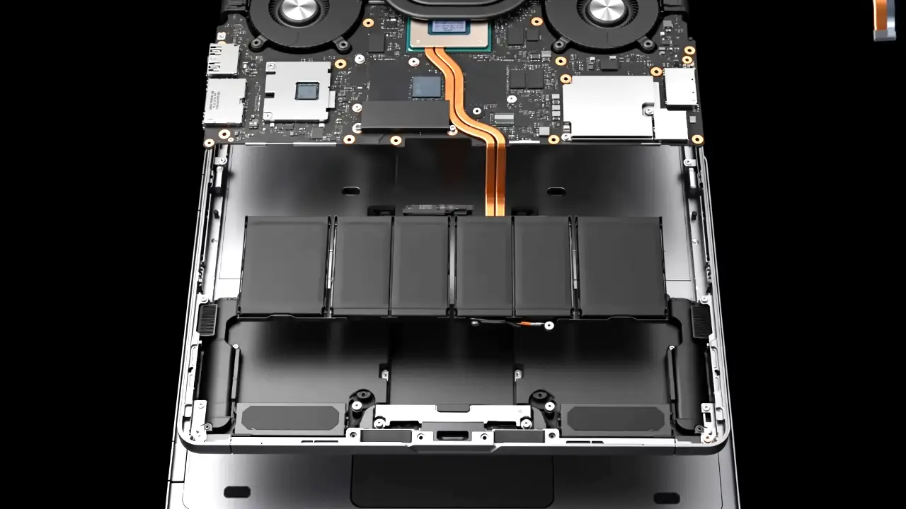 As peças do laptop retornando para dentro do chassi.